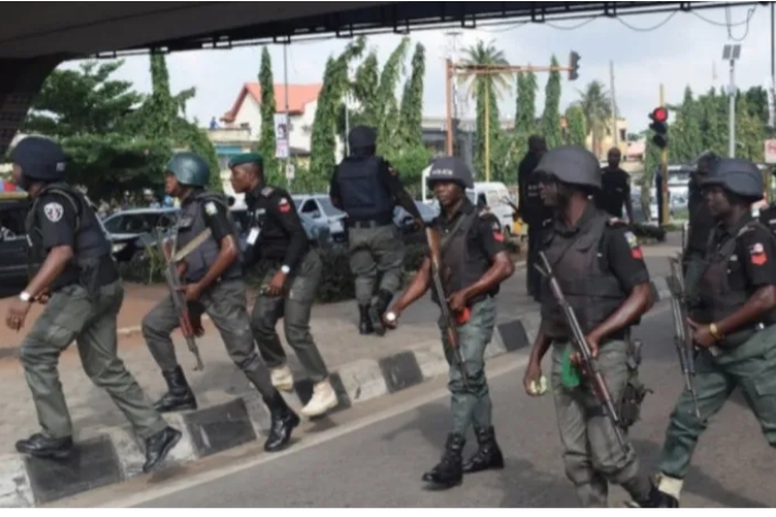 Yan sanda sun kama ƴan IPOB 46 tare da ƙwato bindigogi da motoci a Enugu Yan sanda sun kama ƴan IPOB 46 tare da ƙwato bindigogi da motoci a Enugu