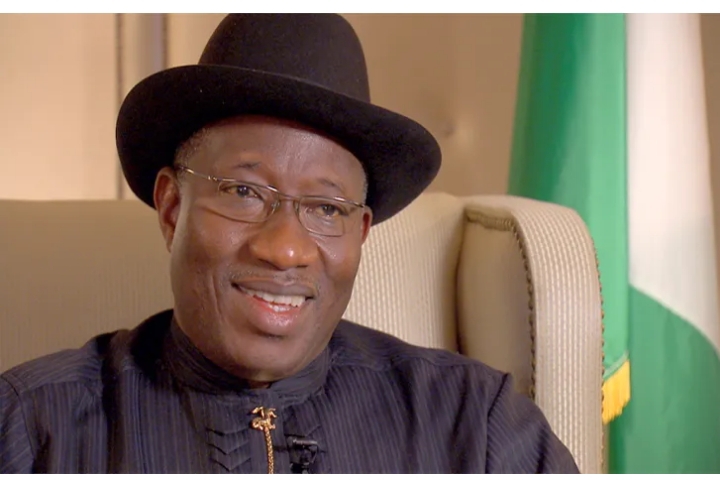 Jonathan ya yi amai ya lashe, inda tuni ya yanki fom ɗin takarar shugabancin ƙasa a APC Jonathan ya yi amai ya lashe, inda tuni ya yanki fom ɗin takarar shugabancin ƙasa a APC