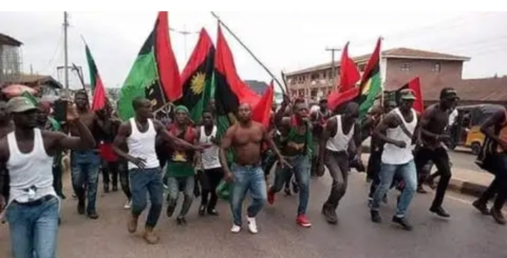 Ƴan bindiga sun kashe mutum 4 tare da ƙona wani gini a Ebonyi Ƴan bindiga sun kashe mutum 4 tare da ƙona wani gini a Ebonyi