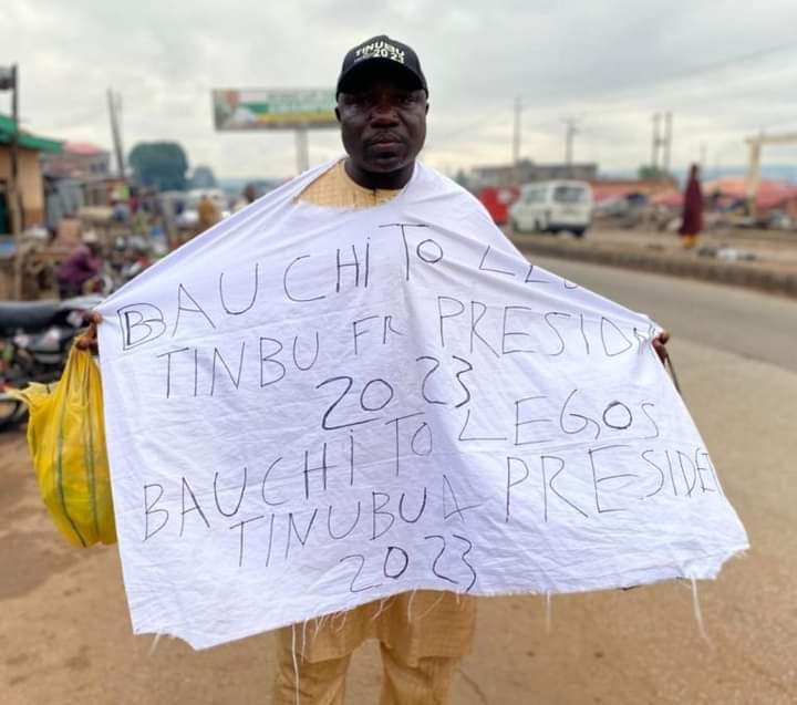 Ɗan shekara 51 ya fara tattaki daga Bauchi zuwa Legas domin taya Tinubu murna Ɗan shekara 51 ya fara tattaki daga Bauchi zuwa Legas domin taya Tinubu murna