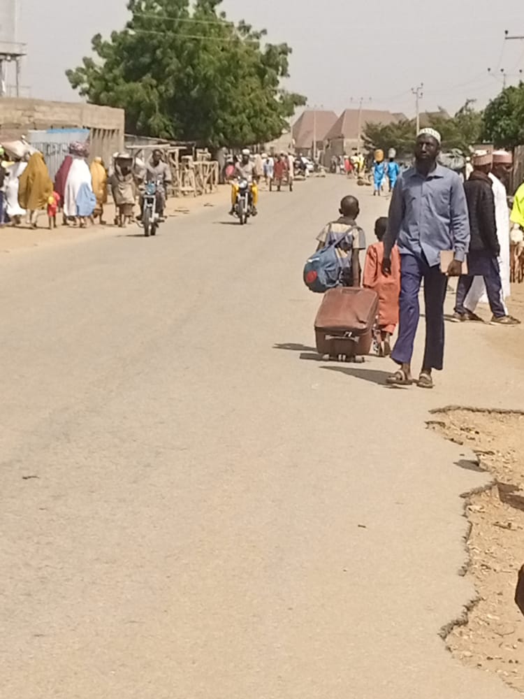 Ɗumbin jama’a na ‘tserewa’ daga garin Mada na Zamfara bayan harin ƴan bindiga Ɗumbin jama’a na ‘tserewa’ daga garin Mada na Zamfara bayan harin ƴan bindiga