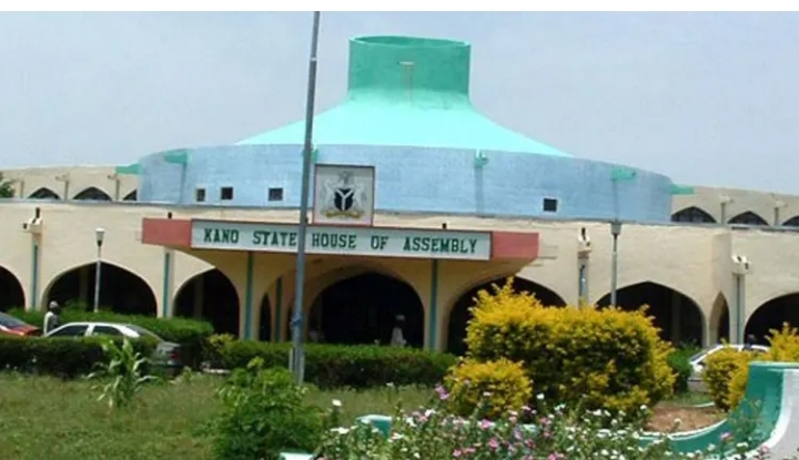 YANZU-YANZU: Majalisar dokoki ta amince Ganduje ya ciyo bashin Naira Biliyan 10 YANZU-YANZU: Majalisar dokoki ta amince Ganduje ya ciyo bashin Naira Biliyan 10