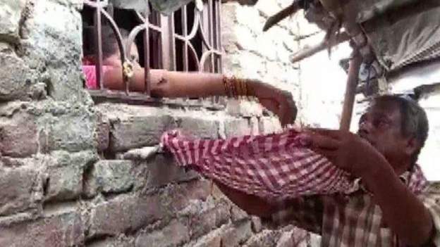 Wasu ma’aurata suna bi gida-gida a Indiya neman sadaka don tara kudin karbo gawar ɗansu Wasu ma’aurata suna bi gida-gida a Indiya neman sadaka don tara kudin karbo gawar ɗansu