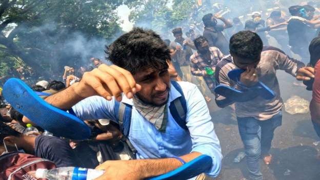 Zanga-zangar Sri Lanka: Mutum 1 ya mutu yayin da 84 su ka jikkata Zanga-zangar Sri Lanka: Mutum 1 ya mutu yayin da 84 su ka jikkata