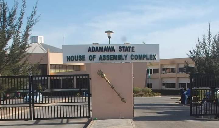 Shugaban masu rinjaye na majalisar dokokin Adamawa ya fice daga PDP zuwa NNPP Shugaban masu rinjaye na majalisar dokokin Adamawa ya fice daga PDP zuwa NNPP