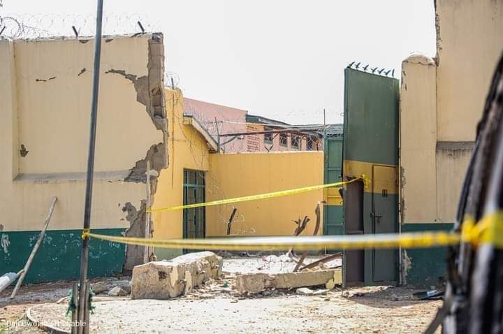 Harin gidan yarin Kuje: Fursunoni 4 sun mutu, 16 sun jikkata yayin da 879 suka tsere – NCoS Harin gidan yarin Kuje: Fursunoni 4 sun mutu, 16 sun jikkata yayin da 879 suka tsere – NCoS