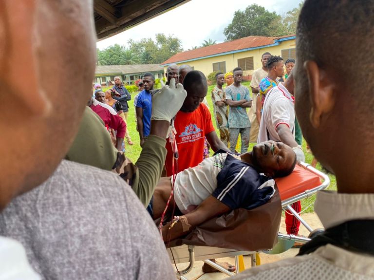 Zaɓen Osun: Ɗan kungiyar tsaro ta Amotekun ya harbi kansa yayin murnar nasarar Adeleke Zaɓen Osun: Ɗan kungiyar tsaro ta Amotekun ya harbi kansa yayin murnar nasarar Adeleke