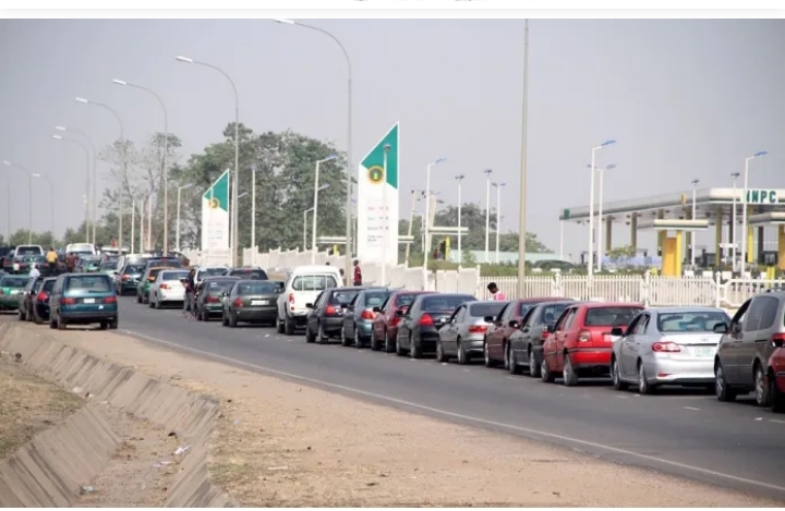 Layin mai: Kamfanin NNPC zai ƙara jigilar mai daga motoci 70 zuwa 140 Birnin Tarayya Layin mai: Kamfanin NNPC zai ƙara jigilar mai daga motoci 70 zuwa 140 Birnin Tarayya