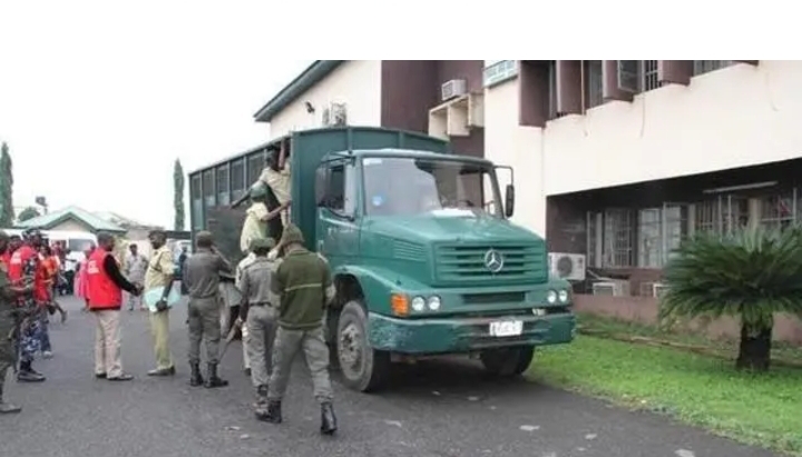 Harin gidan yarin Kuje: Ƴan sanda sun kamo gudajjen fursuna a Nasarawa Harin gidan yarin Kuje: Ƴan sanda sun kamo gudajjen fursuna a Nasarawa