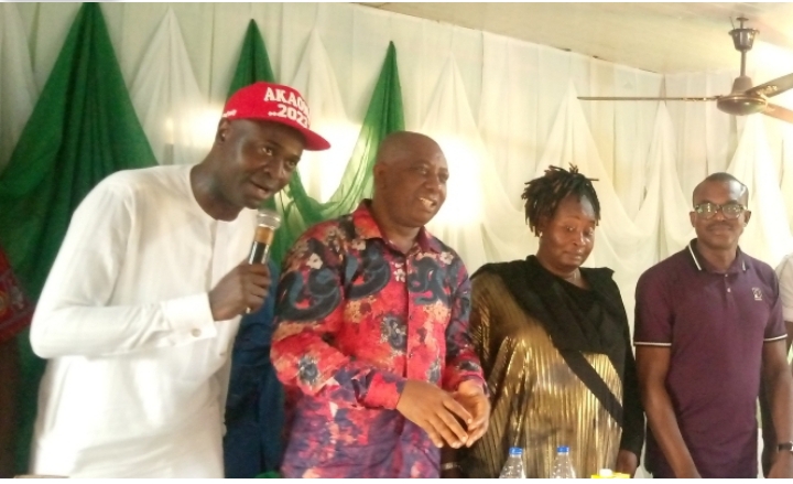 Ɗan majalisa a Anambra ya gwangwaje ƴan mazaɓarsa 43 Nm1 tallafin noma kowannen su Ɗan majalisa a Anambra ya gwangwaje ƴan mazaɓarsa 43 Nm1 tallafin noma kowannen su