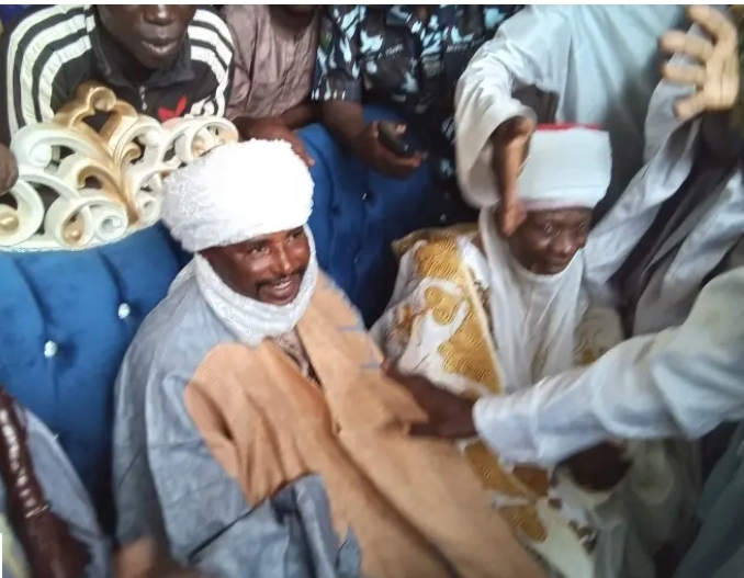 Gwamnan Zamfara ya dakatar da Sarkin da ya baiwa ɗan ta’adda sarauta Gwamnan Zamfara ya dakatar da Sarkin da ya baiwa ɗan ta’adda sarauta