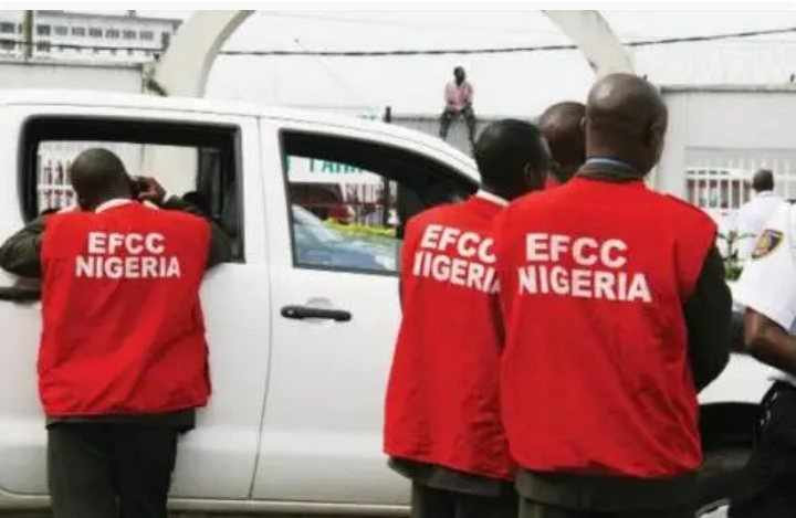 Faɗuwar darajar Naira a kan Dala: EFCC ta kai sumame kan kasuwannin canjin kuɗi Faɗuwar darajar Naira a kan Dala: EFCC ta kai sumame kan kasuwannin canjin kuɗi