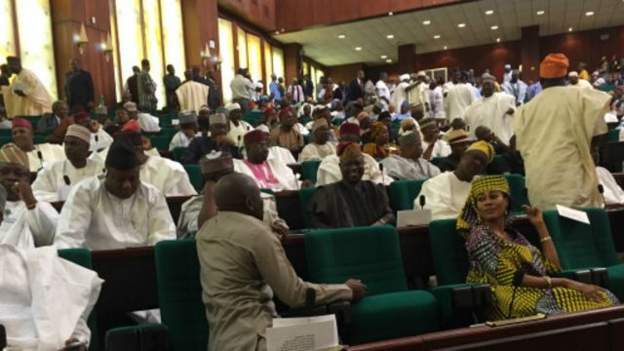 Ƴan majalisar wakilai sun bi sahun sanatoci kan barazanar tsige Buhari Ƴan majalisar wakilai sun bi sahun sanatoci kan barazanar tsige Buhari