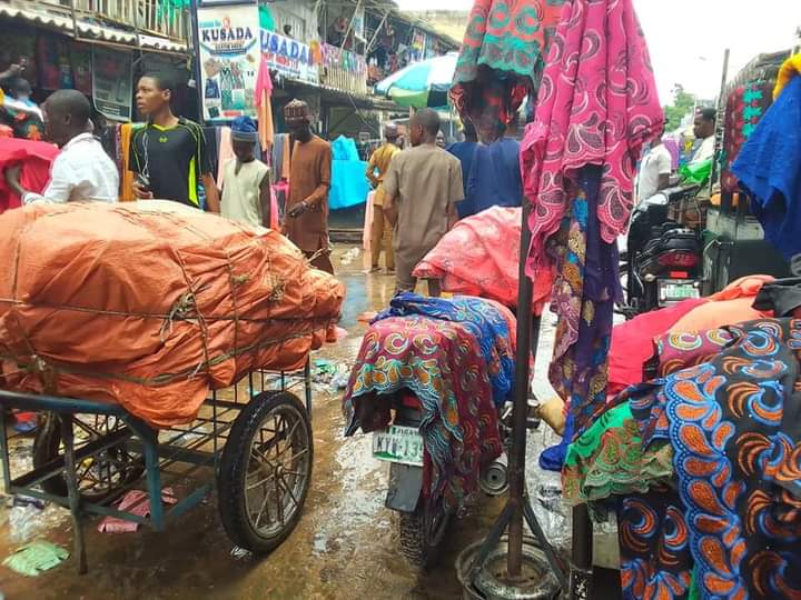 Ƴan kasuwar Kantin Kwari sun tafka asarar miliyoyin Naira sakamakon ambaliyar ruwa Ƴan kasuwar Kantin Kwari sun tafka asarar miliyoyin Naira sakamakon ambaliyar ruwa