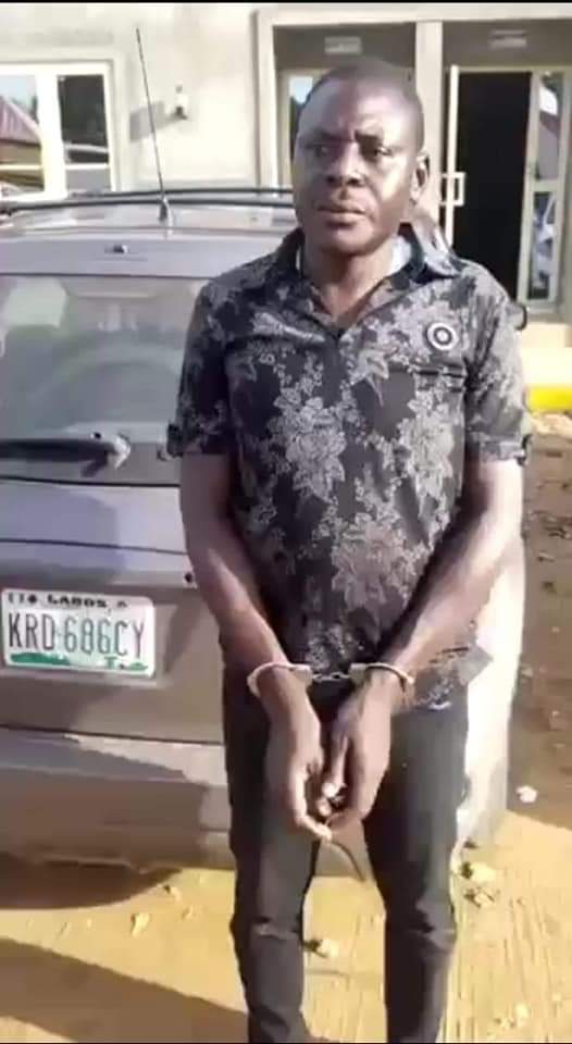 Ƴan Sanda sun kama ƙasurgumin mai safarar makamai a kan hanyar Abuja-Kaduna Ƴan Sanda sun kama ƙasurgumin mai safarar makamai a kan hanyar Abuja-Kaduna