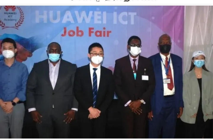 Sama da ƴan Nijeriya 2,000 ke rububin guraben aiki 280 a bajakolin aiki na Huawei Sama da ƴan Nijeriya 2,000 ke rububin guraben aiki 280 a bajakolin aiki na Huawei