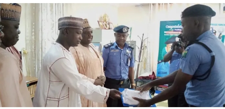 Ɗan sanda ya samu ladan N250,000 bayan ya dawo da Dalolin Amurka da ya tsinta Ɗan sanda ya samu ladan N250,000 bayan ya dawo da Dalolin Amurka da ya tsinta