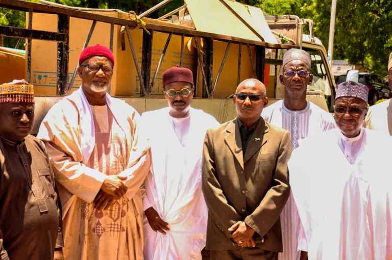 Iyalan wani mamaci sun bada gudummawar injin wankin ƙoda ga asibitin Aminu Kano Iyalan wani mamaci sun bada gudummawar injin wankin ƙoda ga asibitin Aminu Kano