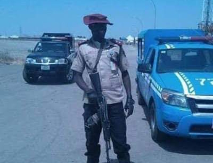 Ba ma riƙe makami kuma an hukunta jami’in da ya ɗauki hoto da bindiga — FRSC