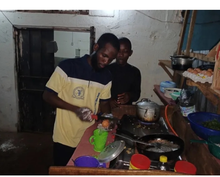 Yajin aikin ASUU: Ɗalibin ilimin likitanci ya koma sayar da abinci a Sakkwato Yajin aikin ASUU: Ɗalibin ilimin likitanci ya koma sayar da abinci a Sakkwato