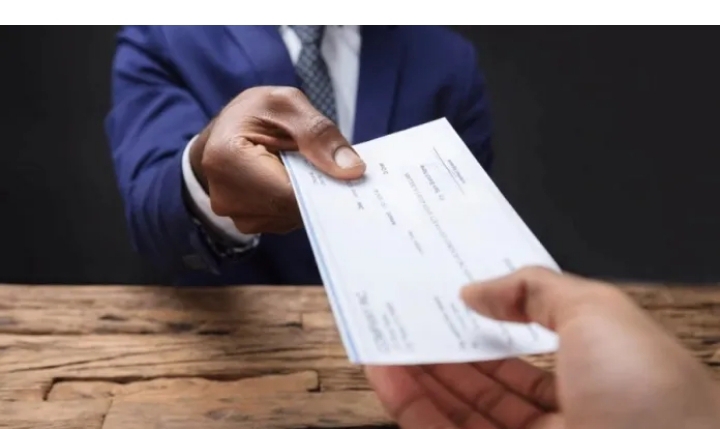Kotu ta ɗaure Fasto shekaru 2 sakamakon bayar da cek ɗin kuɗin na $1.6m na bogi Kotu ta ɗaure Fasto shekaru 2 sakamakon bayar da cek ɗin kuɗin na $1.6m na bogi