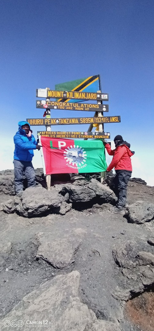 Matashi ya kafa tutar Labour Party a ƙololuwar dutsen Kilimanjaro Matashi ya kafa tutar Labour Party a ƙololuwar dutsen Kilimanjaro