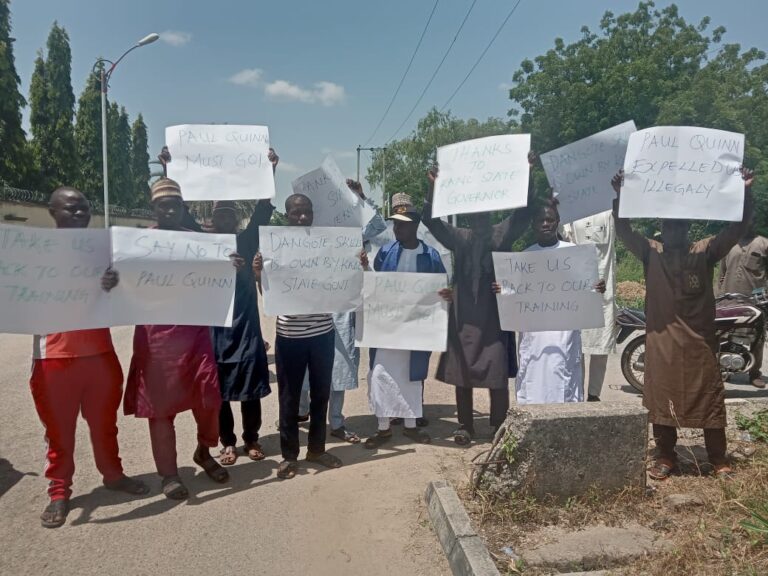 Kano: Sama da ɗalibai 300 sun yi zanga-zangar korar su daga cibiyar koyon sana’o’i ta Dangote Kano: Sama da ɗalibai 300 sun yi zanga-zangar korar su daga cibiyar koyon sana’o’i ta Dangote