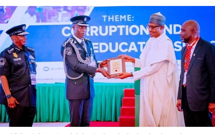 Buhari ya karrama DPO ɗin ƴan sanda da ya ƙi karɓar cin hancin dala dubu 200 a Kano Buhari ya karrama DPO ɗin ƴan sanda da ya ƙi karɓar cin hancin dala dubu 200 a Kano