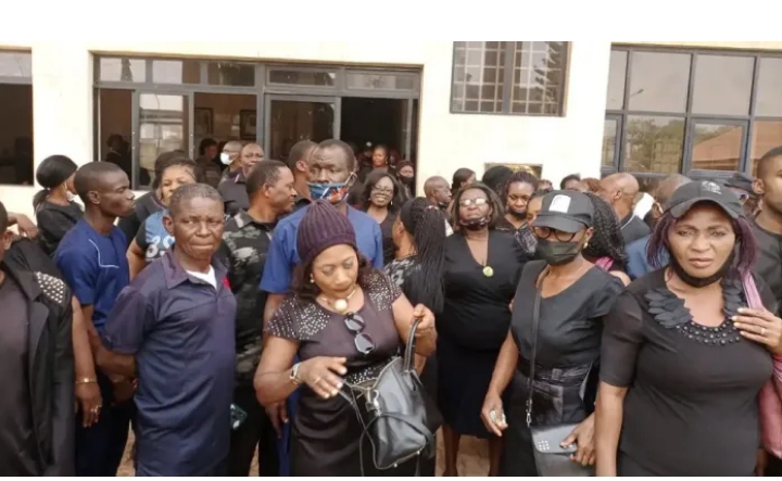 Malamai a Enugu sun buƙaci gwamnati ta riƙa biyan su mafi ƙarancin albashi na N30,000 Malamai a Enugu sun buƙaci gwamnati ta riƙa biyan su mafi ƙarancin albashi na N30,000