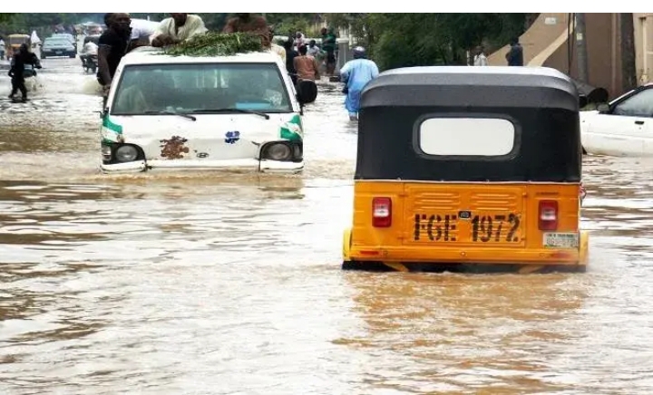Tinubu ya bada tallafin N100m ga waɗanda ambaliyar ruwa ta shafa a Kano Tinubu ya bada tallafin N100m ga waɗanda ambaliyar ruwa ta shafa a Kano