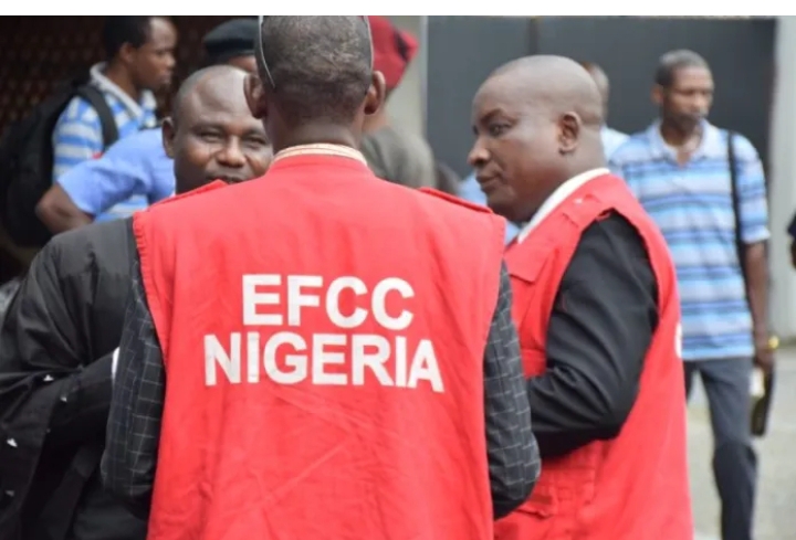 2023: Mu na farautar wasu ƴan siyasa — EFCC 2023: Mu na farautar wasu ƴan siyasa — EFCC
