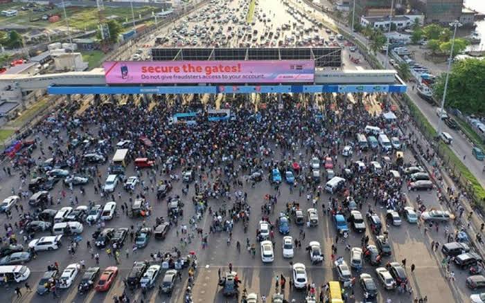 Ƴan sanda sun harba hayaki mai sa hawaye ga masu zanga-zangar EndSars a Lekki Ƴan sanda sun harba hayaki mai sa hawaye ga masu zanga-zangar EndSars a Lekki