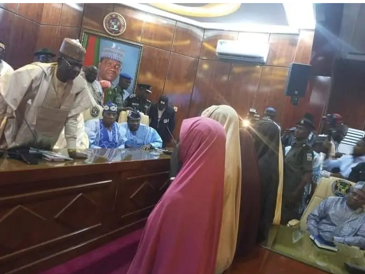 Sai da mu ka sayar da duk kadarorinmu sannan aka saki ƴaƴanmu, in ji matar tsohon AG na Zamfara Sai da mu ka sayar da duk kadarorinmu sannan aka saki ƴaƴanmu, in ji matar tsohon AG na Zamfara