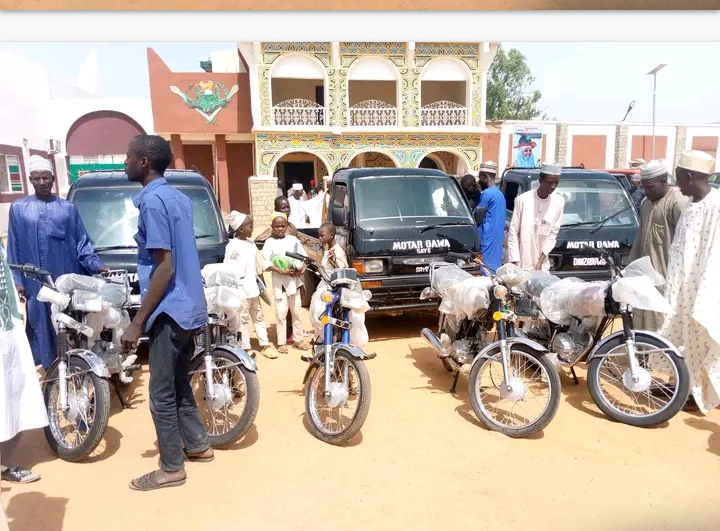 Bawan Allah ya saya wa al’umma motocin ɗaukar gawa da babura ga masu aikin makabarta a Kano Bawan Allah ya saya wa al’umma motocin ɗaukar gawa da babura ga masu aikin makabarta a Kano