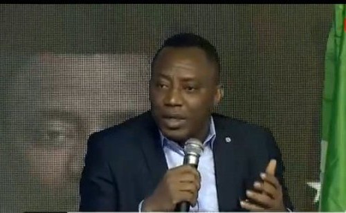Mata ku tashi ku ƙwaci mulki sabo da maza sun daɗe a madafun iko — Sowore Mata ku tashi ku ƙwaci mulki sabo da maza sun daɗe a madafun iko — Sowore
