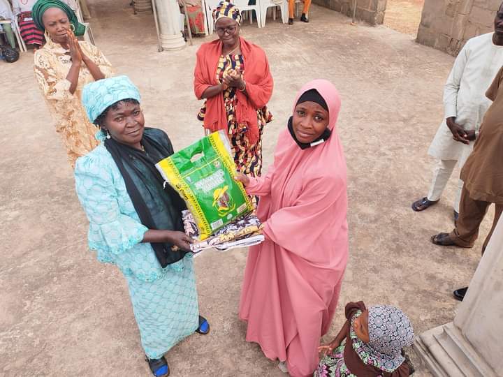 Musulma ta raba kayan abinci, atamfofi da kuɗi ga mata kiristoci 50 a Kaduna Musulma ta raba kayan abinci, atamfofi da kuɗi ga mata kiristoci 50 a Kaduna