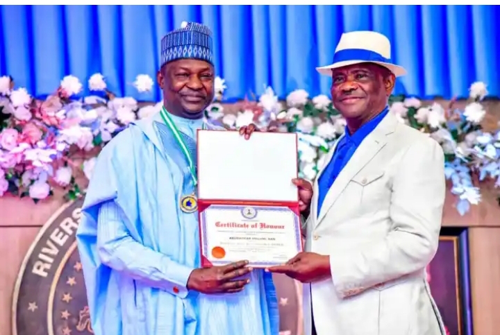 Wike ya karrama Malami da lambar girma a Rivers Wike ya karrama Malami da lambar girma a Rivers