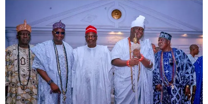 Kwankwaso ya ziyarci Ooni na Ife bayan buɗe ofishin jam’iyya Kwankwaso ya ziyarci Ooni na Ife bayan buɗe ofishin jam’iyya