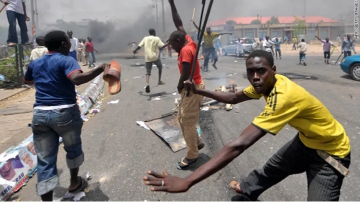 An kai ƴan APC 12 da ƴan PDP 2 kotu bisa faɗan siyasa a Borno An kai ƴan APC 12 da ƴan PDP 2 kotu bisa faɗan siyasa a Borno