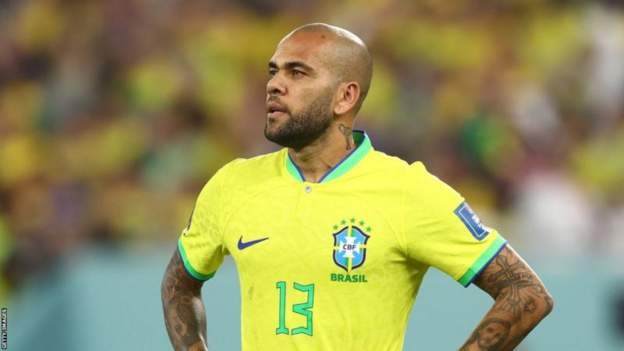 Zargin cin zarafi: Kotu ta tura tsohon ɗan wasan Barcelona, Dani Alves gidan yari Zargin cin zarafi: Kotu ta tura tsohon ɗan wasan Barcelona, Dani Alves gidan yari
