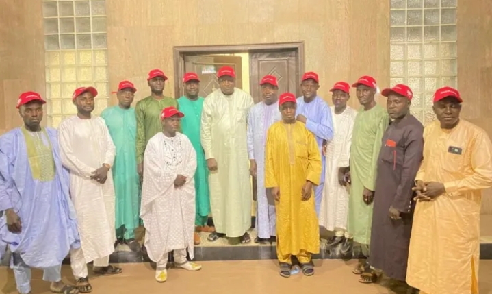 Sakataren Ƙaramar Hukumar Sumaila da kansiloli 11 sun sauya sheƙa daga APC zuwa NNPP Sakataren Ƙaramar Hukumar Sumaila da kansiloli 11 sun sauya sheƙa daga APC zuwa NNPP