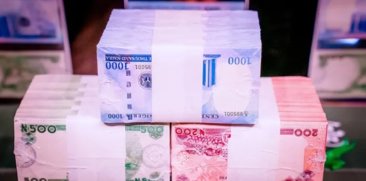 Za mu hukunta duk bankin da ke ɓoye sabbin kuɗi da aka canja wa fasali — CBN Za mu hukunta duk bankin da ke ɓoye sabbin kuɗi da aka canja wa fasali — CBN
