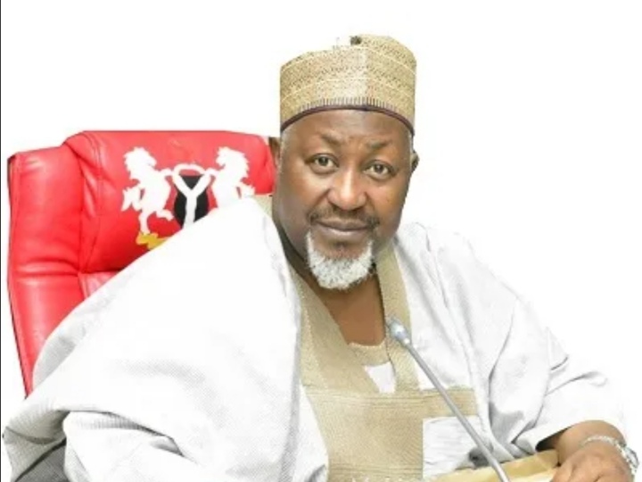 Gwamna Badaru ya bada umarnin ɗaukar likitoci 32 aiki a Jigawa Gwamna Badaru ya bada umarnin ɗaukar likitoci 32 aiki a Jigawa