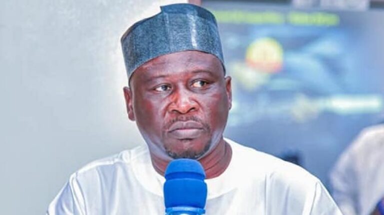 Zaɓen cike-gurbi na Adamawa: Maƙiya demokraɗiyya ne su ka yi min taron dangi — Fintiri Zaɓen cike-gurbi na Adamawa: Maƙiya demokraɗiyya ne su ka yi min taron dangi — Fintiri