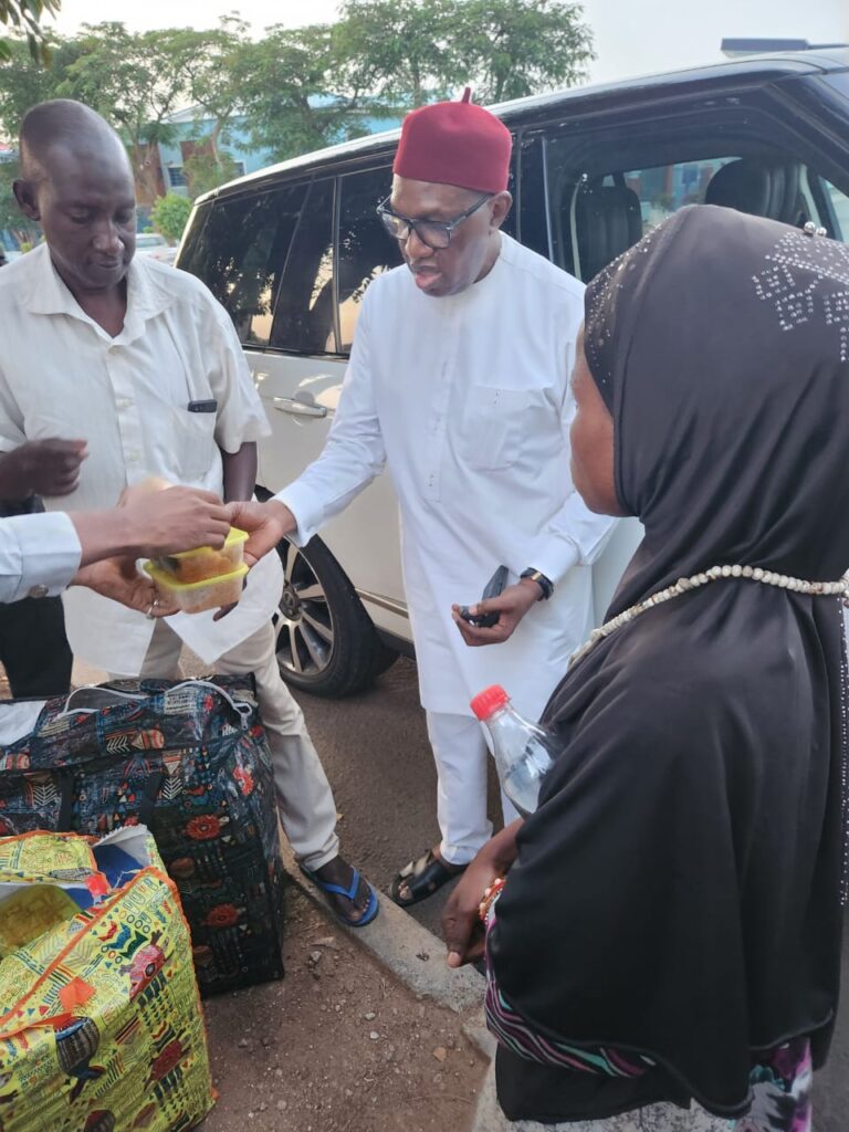 Ramadan: Andy Uba ya raba abincin buɗe-baki ga Musulmai a Abuja
