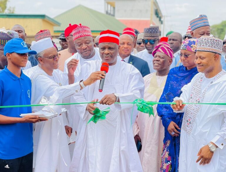 Kwankwaso ya ƙaddamar da ayyukan ci-gaba a Kaduna Kwankwaso ya ƙaddamar da ayyukan ci-gaba a Kaduna