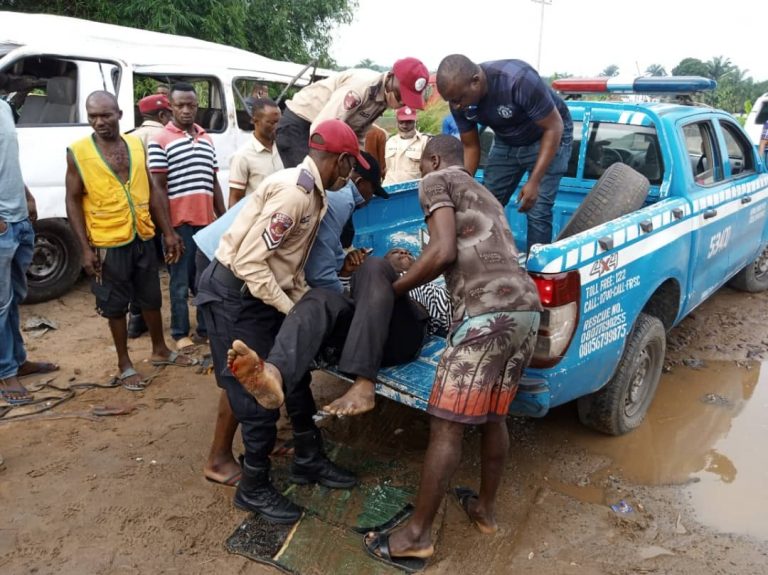 IBTILA’I: Haɗarin mota ya yi sanadiyar mutuwar mutane 16 a hanyar Kaduna zuwa Abuja IBTILA’I: Haɗarin mota ya yi sanadiyar mutuwar mutane 16 a hanyar Kaduna zuwa Abuja