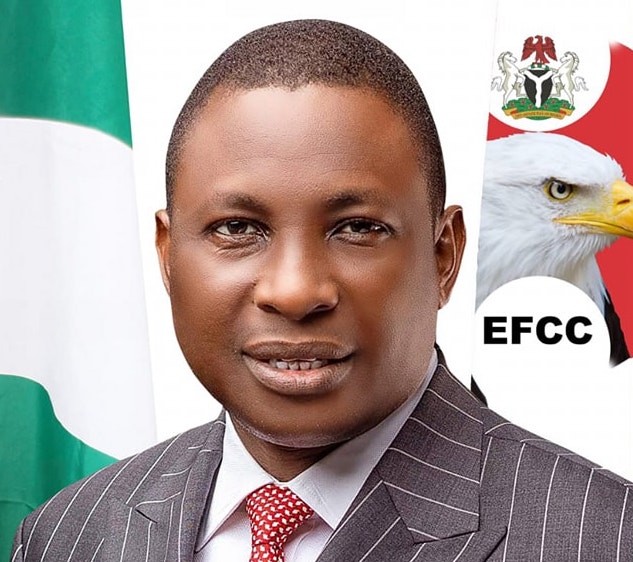 EFCC na neman tsohon Minista ruwa a jallo EFCC na neman tsohon Minista ruwa a jallo
