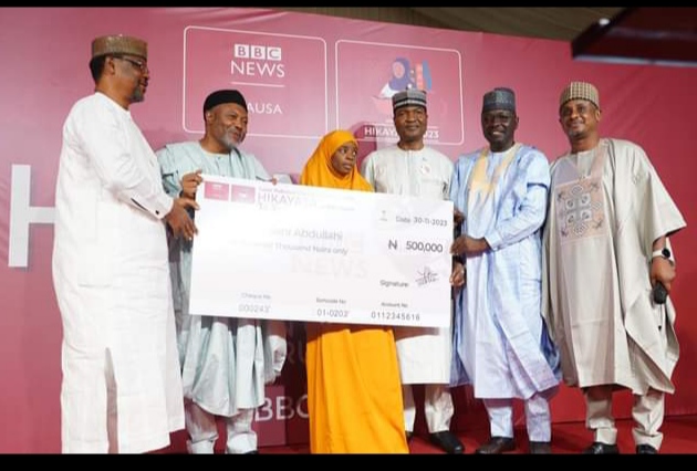 Marubutan Jos sun karrama Aisha, wacce ta zo ta biyu a gasar rubutu ta BBC Hausa Marubutan Jos sun karrama Aisha, wacce ta zo ta biyu a gasar rubutu ta BBC Hausa