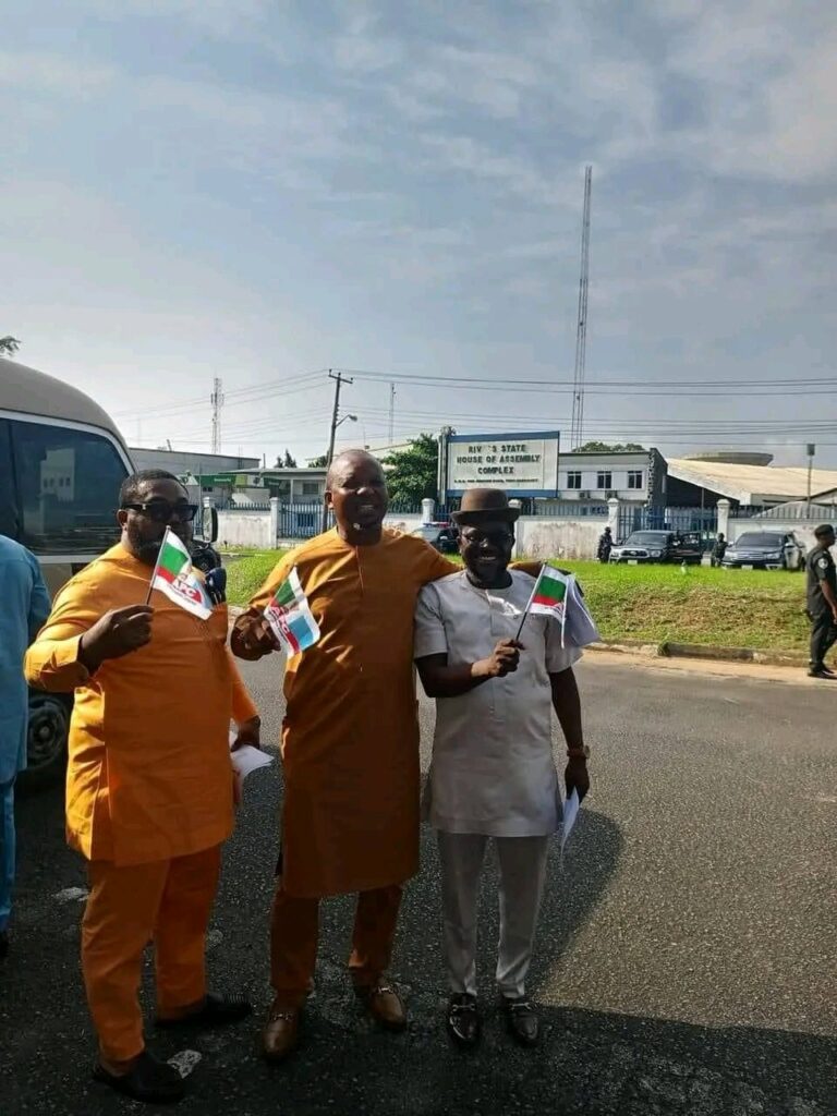 Yan majalisar dokoki 27 sun sauya sheka daga PDP zuwa APC a Jihar Rivers Yan majalisar dokoki 27 sun sauya sheka daga PDP zuwa APC a Jihar Rivers